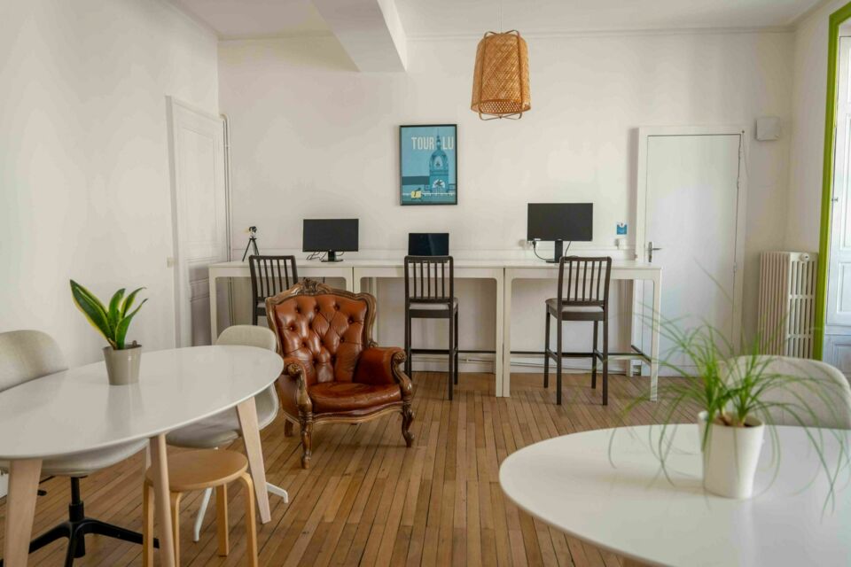 ABC Salles - Coworking et événements à Nantes : La Cordée Nantes Erdre offre un cadre atypique et chaleureux, idéal pour travailler, organiser des réunions ou privatiser un espace pour un événement professionnel au bord de l’Erdre.