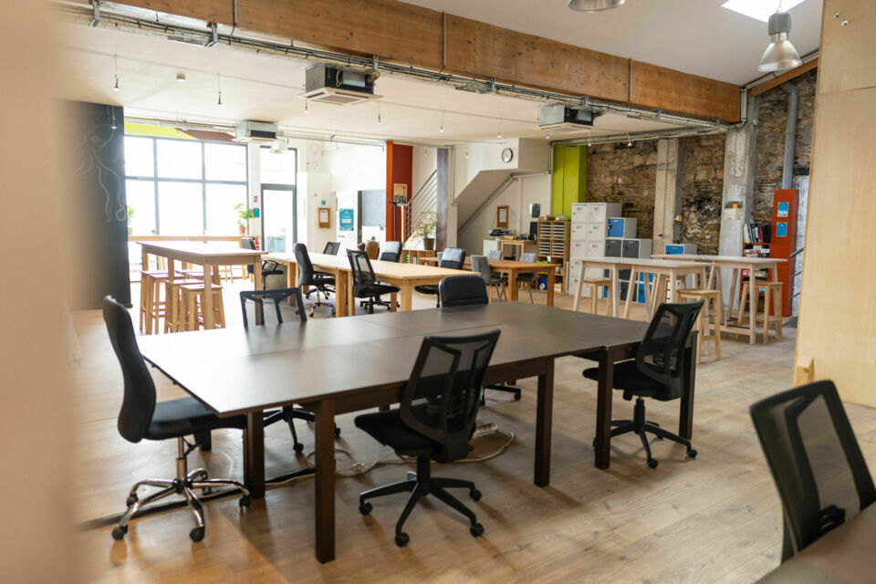 ABC Salles - Coworking et événements à Lyon : La Cordée Valmy offre un cadre lumineux et convivial, parfait pour travailler ou organiser des réunions, formations et événements professionnels dans un espace modulable et chaleureux.