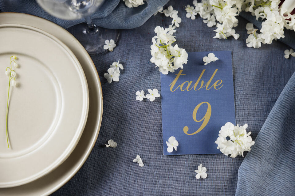 Freepik - Photo d'illustration&nbsp; &nbsp; L'escort cards, c’est une manière de poser sa signature sur chaque détail du mariage, de montrer à ses invités qu’on a pensé à eux avec attention. 