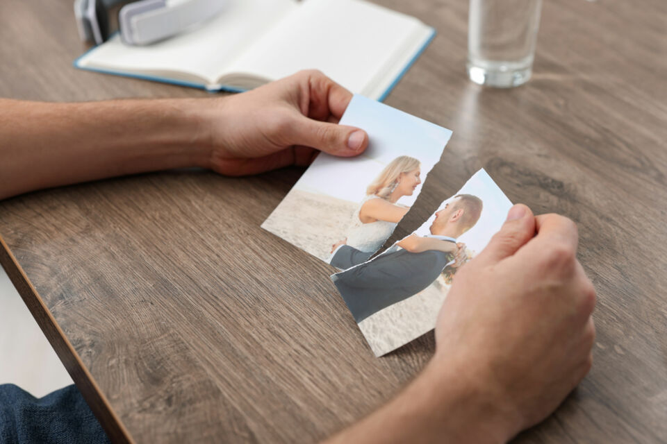 Adobe Stock -  Photo d'illustration -  Le divorce met fin à un mariage valide pour diverses raisons, tandis que l'annulation déclare le mariage nul dès le départ, comme s'il n'avait jamais existé légalement.
