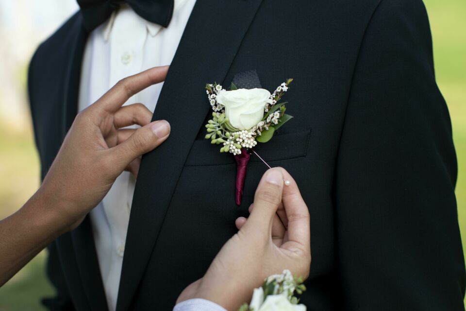Freepik Photo d'illustration : Prenez donc le temps de réfléchir à sa forme de votre boutonnière , à sa couleur, à son placement. Et surtout, n’oubliez pas que ce sont ces petits gestes, souvent invisibles au premier regard, qui rendent une journée vraiment mémorable.