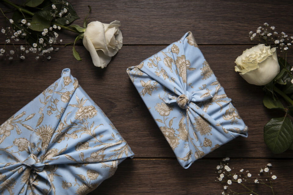 Freepik - Photo d'illustration - La bohça rappelle que les plus belles unions se construisent aussi à travers les gestes simples, les attentions sincères et le plaisir d’offrir. Un patrimoine vivant qui continue, aujourd’hui encore, de faire battre les cœurs.