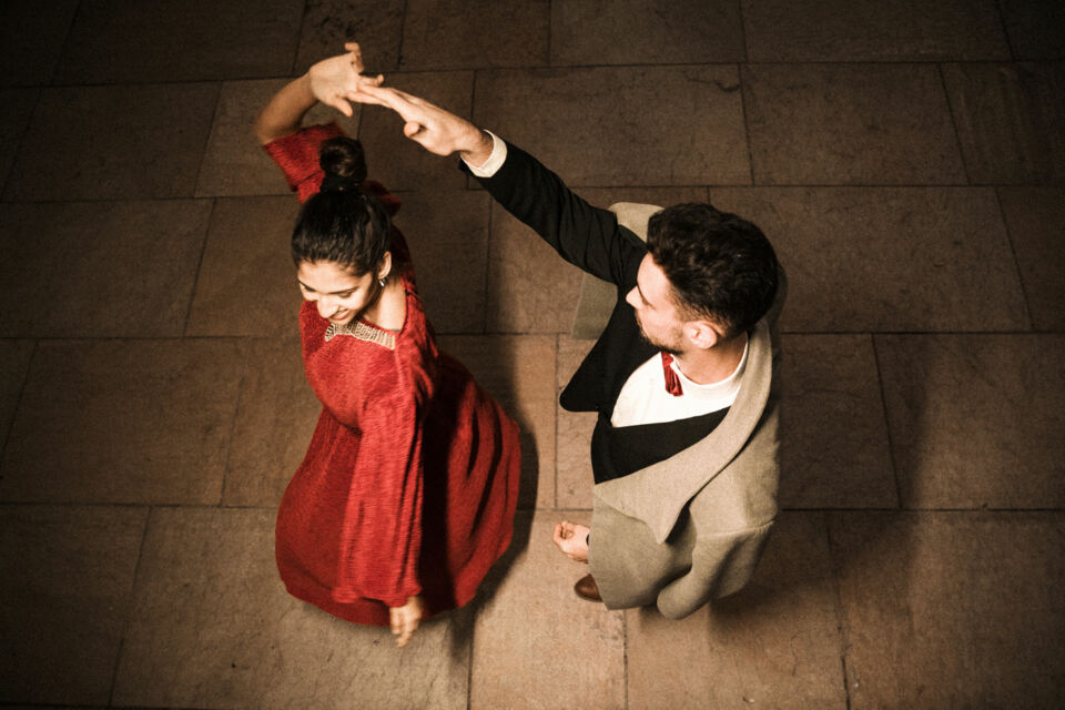 Freepik Photo d'illustration : Intégrer des chants traditionnels espagnols dans un mariage, ce n’est pas seulement “faire local” ou respecter une coutume. C’est s’offrir un supplément d’âme, une vibration collective, une histoire chantée