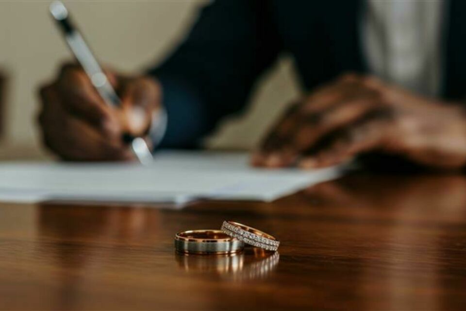 Adobe Stock - Photo d'illustration - La prestation compensatoire : une aide financière pour équilibrer les conséquences économiques d'un divorce, permettant à chaque conjoint de se reconstruire après la séparation.