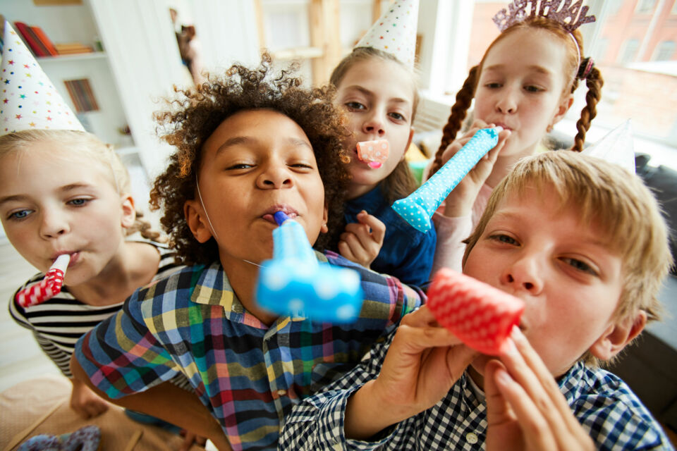 Adobe Stock - Photo d'illustration - Fêtes d'anniversaire enfantines : quand le minimalisme pastel remplace l'explosion de couleurs au détriment de l'épanouissement sensoriel des enfants.