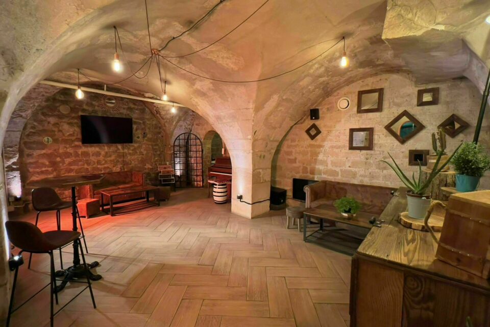 ABC Salles – DR - Avec ses voûtes romanes et ses ambiances variées, Le Paris Clandestin, ancien cellier du 15ème siècle, offre un cadre parfait pour des événements mémorables, du cocktail dinatoire à la soirée dansante. 
