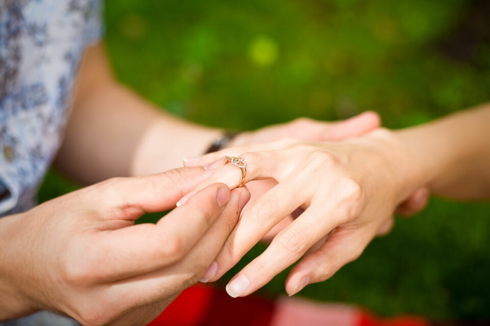 Adobe Stock - Photo d'illustration - Une bague de fiançailles d’attente, un bijou éphémère mais raffiné, parfait pour orchestrer une demande en mariage impromptue sans compromettre l’effet de surprise.
