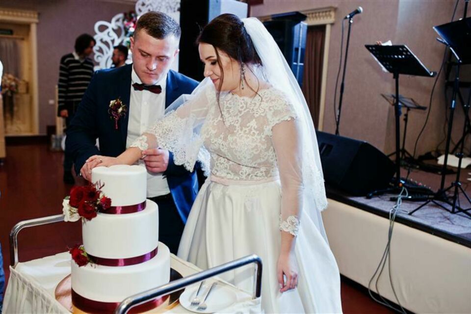 Adobe Stock - Photo d'illustration - Le gâteau aux rubans, une tradition ludique et symbolique, offre aux invités célibataires un moment de convivialité et de prédictions amusantes lors du mariage.