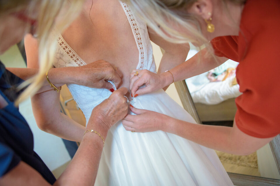 Adobe Stock - Photo d'illustration - Vivez le moment magique de votre essayage de robe de mariée avec sérénité, en choisissant l’accompagnement parfait et en respectant vos envies et votre budget.