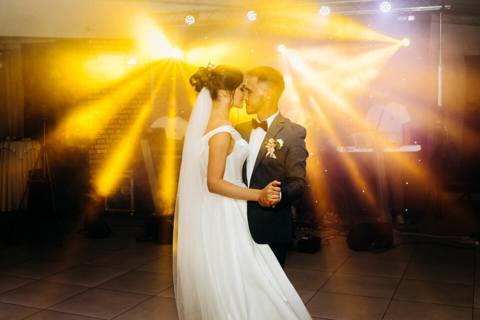 Adobe Stock - Photo d'illustration - Découvrez comment certaines chansons peuvent influencer l'avenir d'un mariage : une étude révèle que 3 unions sur 4 échouent à cause d'une chanson fatidique.