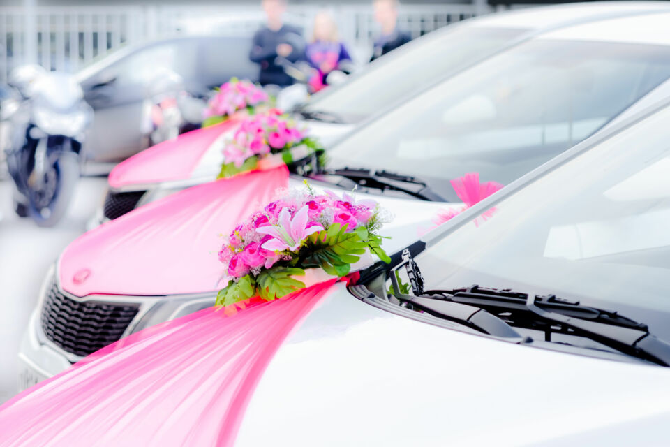 Adobe Stock -  Photo d'illustration -  Pour un mariage, les décorations de voiture doivent garantir la visibilité des plaques d'immatriculation, des pare-brises et des feux, tout en étant solidement fixées pour la sécurité.