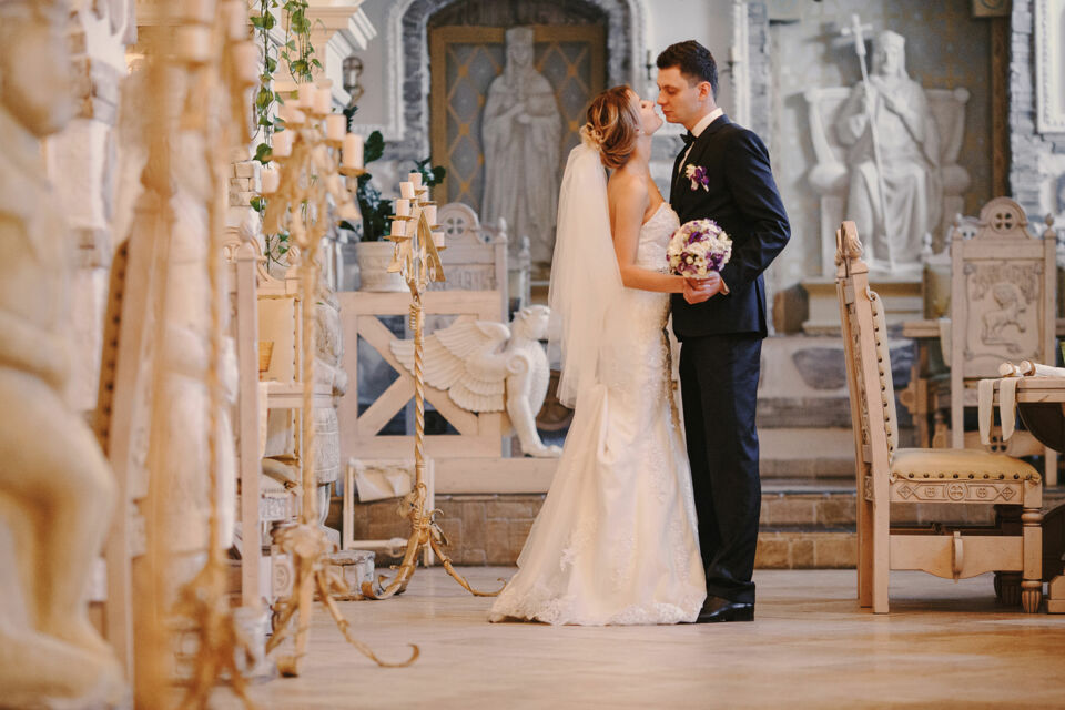 Freepik Photo d'illustration : La musique d’un mariage religieux n’est pas là pour combler les silences. Elle crée une atmosphère, elle porte le message, elle relie les cœurs. En choisissant des chansons qui vous parlent, qui évoquent l’union, la foi, la paix ou la joie, vous offrez à vos invités une expérience sincère et mémorable.