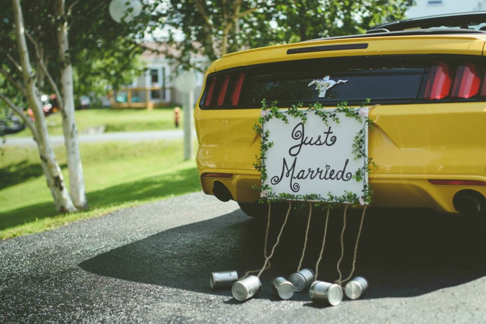 Pexels -  Photo d'illustration -   Conduire avec des canettes attachées à une voiture-balai de mariage est légal en France, tant que cela ne présente pas de danger pour les autres usagers de la route.