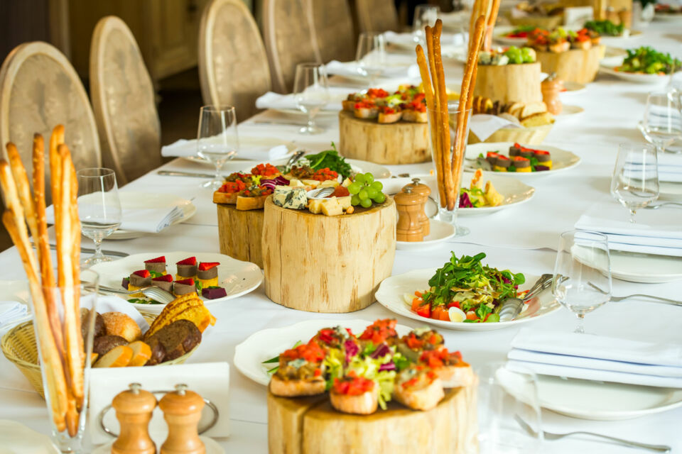 Adobe Stock - Photo d'illustration - Les tendances culinaires évoluent, avec des menus de plus en plus végétaux, créatifs et modernes, transformant les repas en véritables célébrations de verdure et de saveurs raffinées.