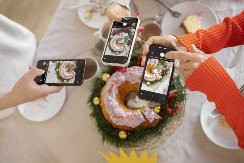 Freepik Photo d'illustration :&nbsp;Votre photographe captera les grands moments. Mais vos invités, eux, saisiront l’imprévu, l’intime, l’humain. En leur offrant la possibilité de s’exprimer librement — avec un appareil photo, un stylo, ou une appli —, vous créez un mariage à deux regards. Celui de l’objectif… et celui du cœur.