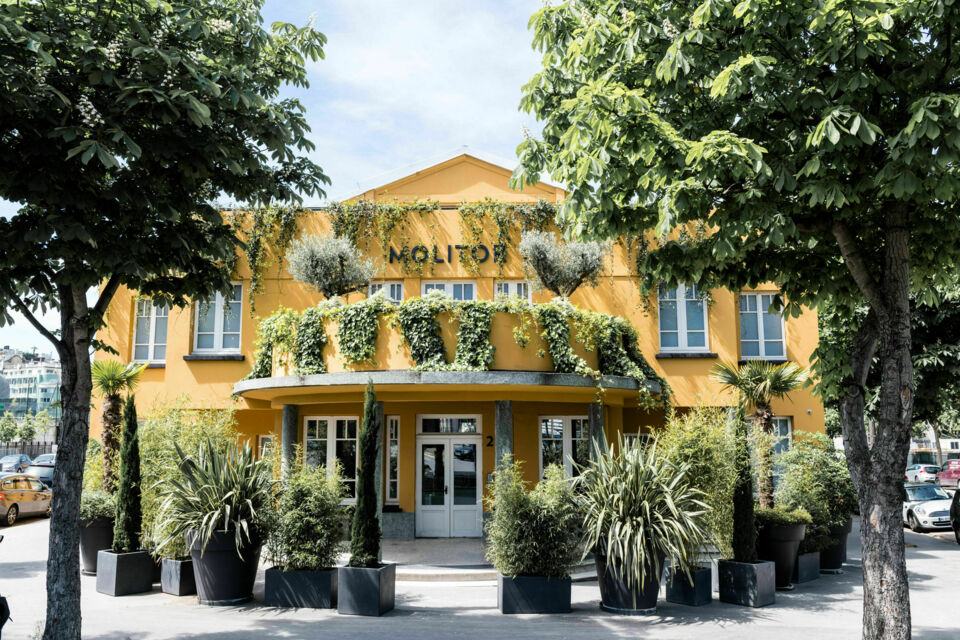 ABC Salles - Droits Réservés - Venez célébrer Pâques au Molitor, temple parisien du luxe, avec brunchs raffinés et surprises chocolatées jusqu'au 27 avril pour petits et grands épicuriens