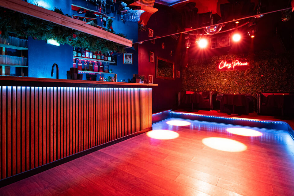 ABC Salles – DR - Chez Prince, situé au cœur du 6e arrondissement de Paris, est un bar-club chaleureux offrant une ambiance festive, des espaces privatisables et des soirées mémorables. 