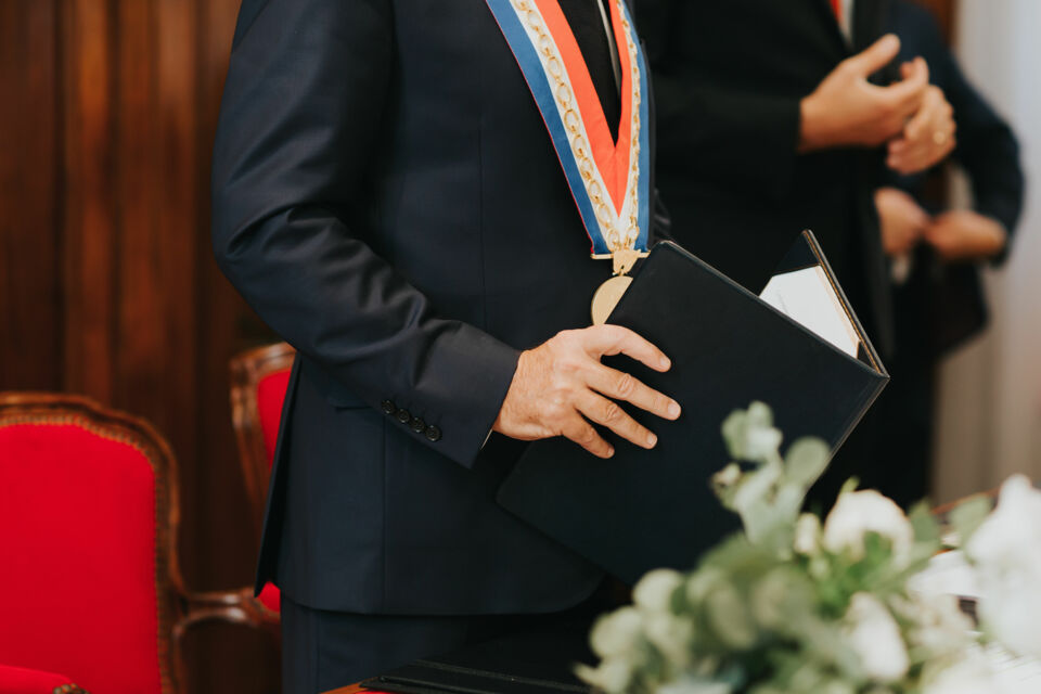 Adobe Stock - Photo d'illustration - La lecture de l'acte de mariage par l'officier de l'état civil marque la fin du passage à la mairie. Ce moment scelle officiellement l'union des époux et constitue un instant solennel qui s'inscrit dans la tradition de la cérémonie civile.