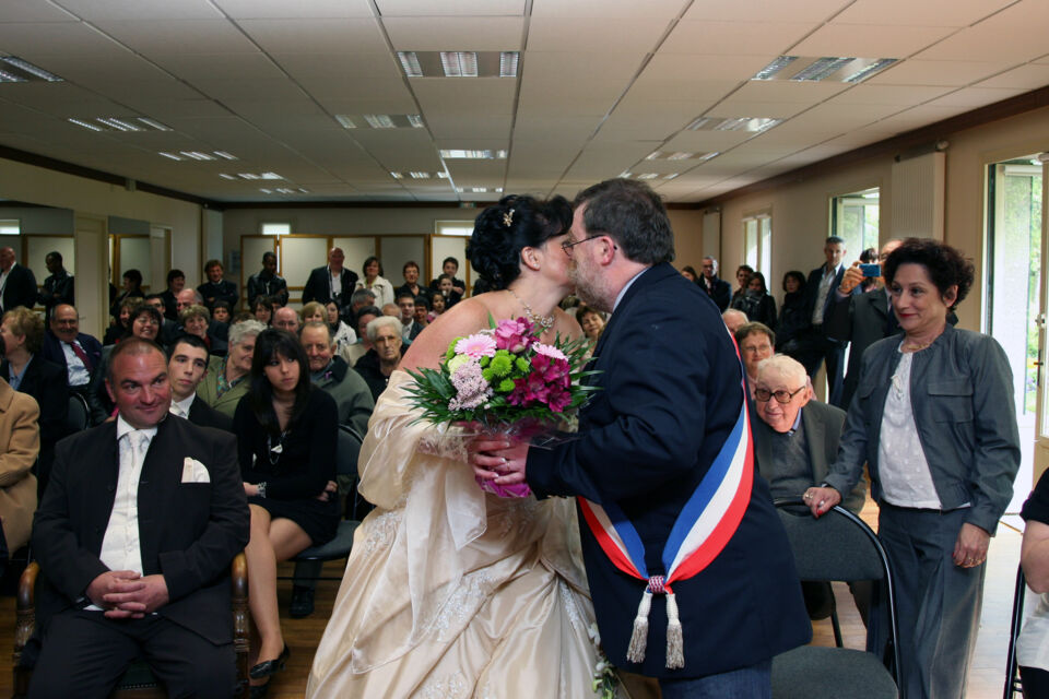 Adobe Stock -&nbsp; ABC Salles -&nbsp;&nbsp;Lors d'une cérémonie civile à la mairie, le maire ou l'officier d'état civil lit des articles du Code Civil, rappelant les droits et devoirs des époux dans le mariage.