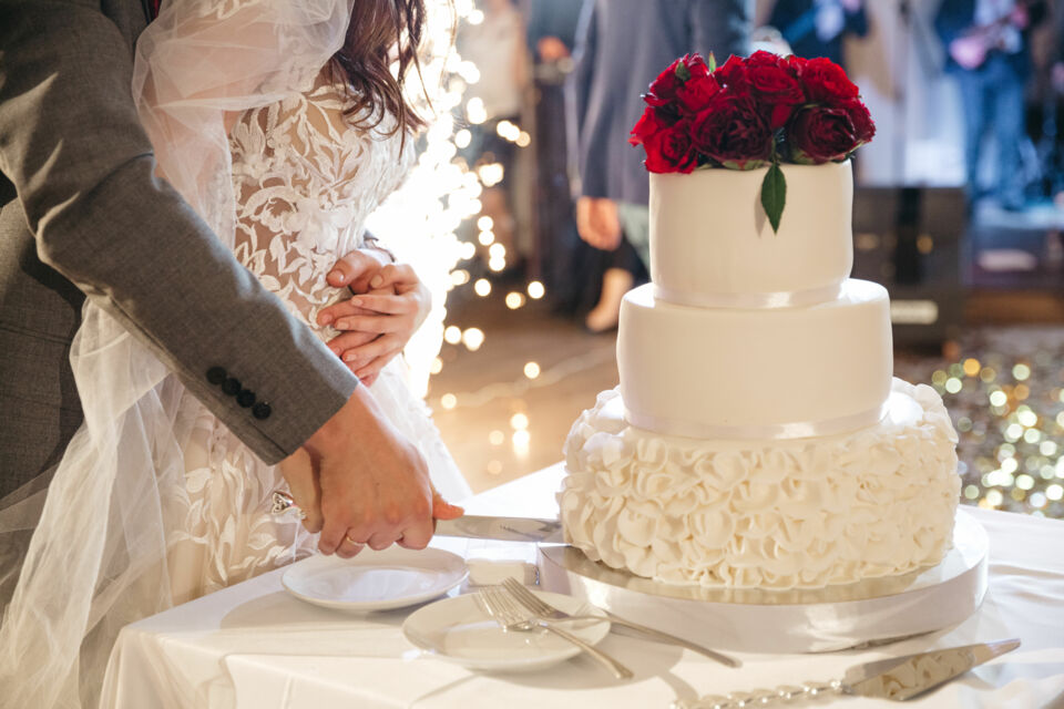 Freepik - Photo d'illustration -&nbsp;Les gâteaux traditionnels servis lors des mariages en Europe varient selon les pays, reflétant la richesse culturelle et gastronomique de chaque région. De la pièce montée française à la torta nuziale italienne, ces douceurs sont des symboles de prospérité et de célébration. 