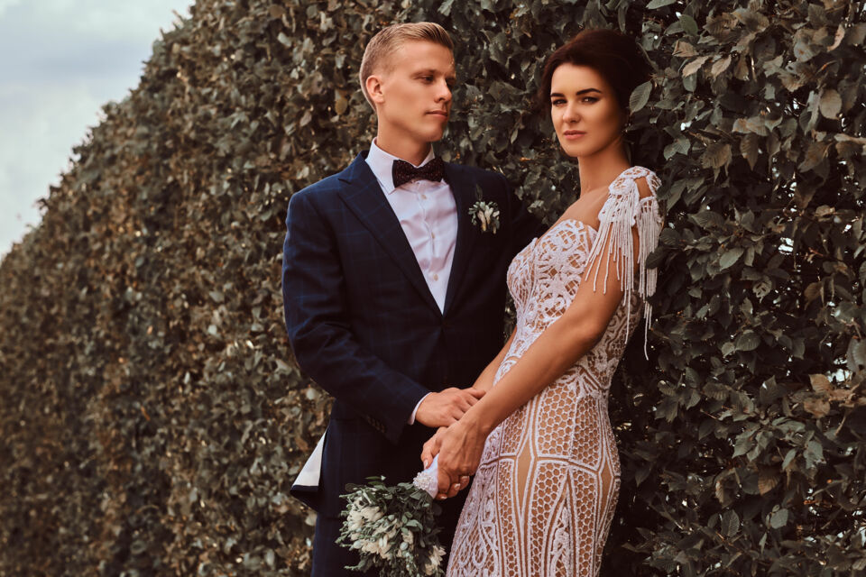 Freepik - Photo d'illustration - Les mariages modernes redéfinissent les codes de la mode nuptiale, avec des tenues personnalisées et des couleurs audacieuses qui célèbrent l’union avec style et originalité.
