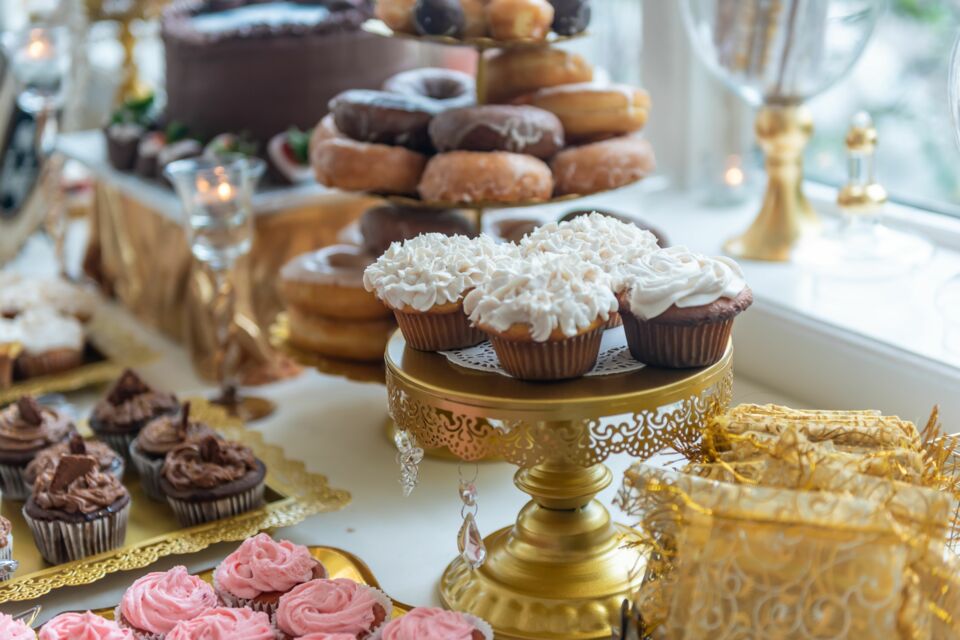 Freepik - Les gâteaux traditionnels du Moyen-Orient, symboles de générosité et d'hospitalité, ajoutent une touche sucrée et culturelle à vos célébrations de mariage. Un véritable voyage gustatif entre tradition et modernité.