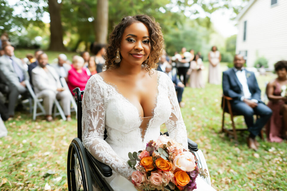 Adobe Stock - Photo d'illustration - À Portishead, une robe de mariée en vitrine, portée par un mannequin en fauteuil roulant, redéfinit les codes du mariage avec élégance et inclusivité.