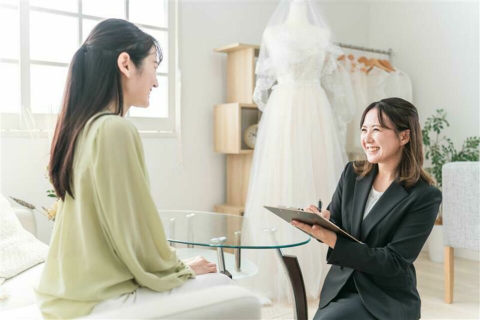 Adobe Stock - Photo d'illustration -&nbsp;Une future mariée en pleine discussion avec sa conseillère, ajustant les derniers détails pour que sa robe de mariée soit parfaitement à son image le jour J.