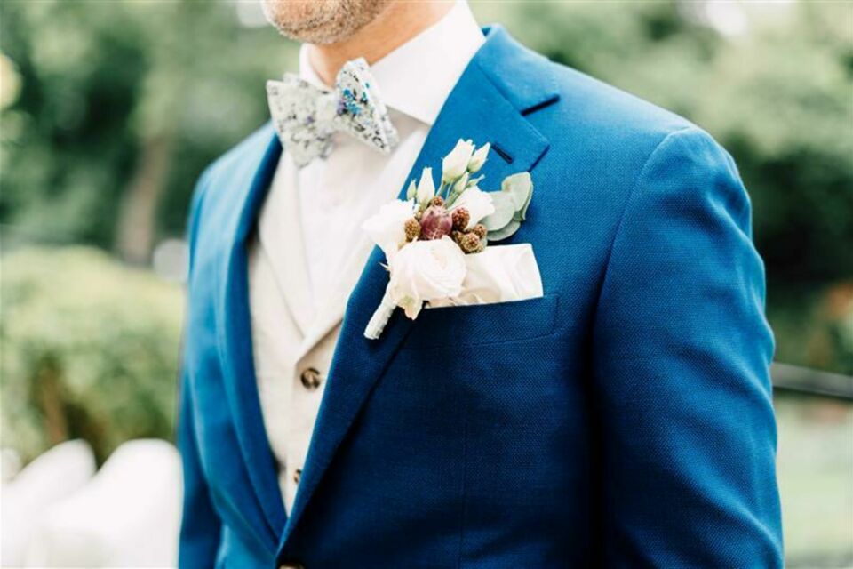 Adobe Stock - Photo d'illustration - Un marié en costume bleu, élégant et intemporel, prêt à faire de ce jour un moment inoubliable. Un choix de couleur qui incarne à la fois la sérénité et la sophistication, pour un mariage qui reste gravé dans les mémoires.