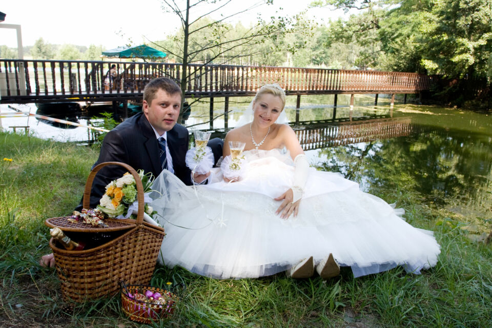Adobe Stock - Photo d’illustration - Créer des bulles d’intimité pendant le mariage consiste à intégrer des moments privilégiés dans la journée, où les mariés, loin de l’agitation et des festivités, peuvent se retrouver à deux pour se ressourcer.