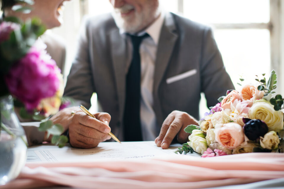 Adobe Stock - Photo d'illustration - Se remarier après un veuvage peut être une étape délicate, alliant respect du passé et espoir pour l'avenir, tout en naviguant les traditions et attentes culturelles variées.
