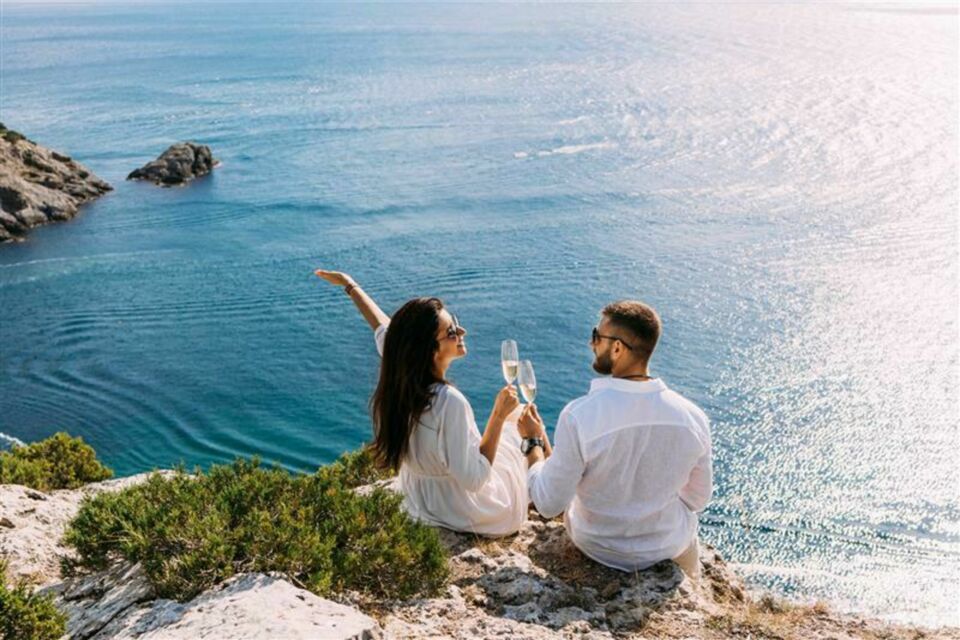 Adobe Stock - Photo d'illustration - Un couple célébrant un anniversaire de mariage, entouré de souvenirs et de rires, dans un cadre naturel et ensoleillé.