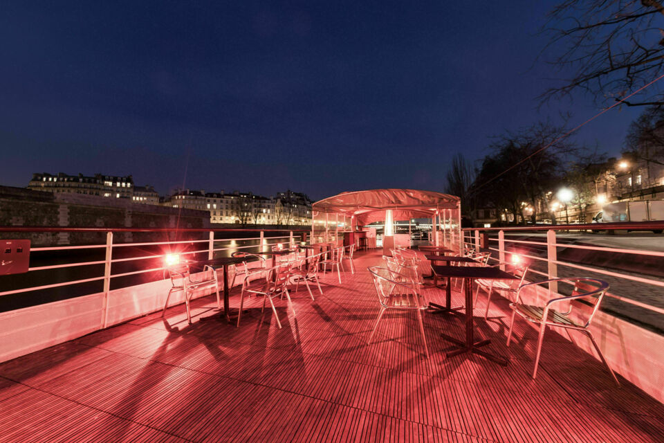 ABC Salles – DR - Amarrée dans l’un des emplacements les plus prestigieux de Paris, la Péniche Henjo offre un cadre exceptionnel pour accueillir des événements privés et professionnels sur les flots de la Seine.  