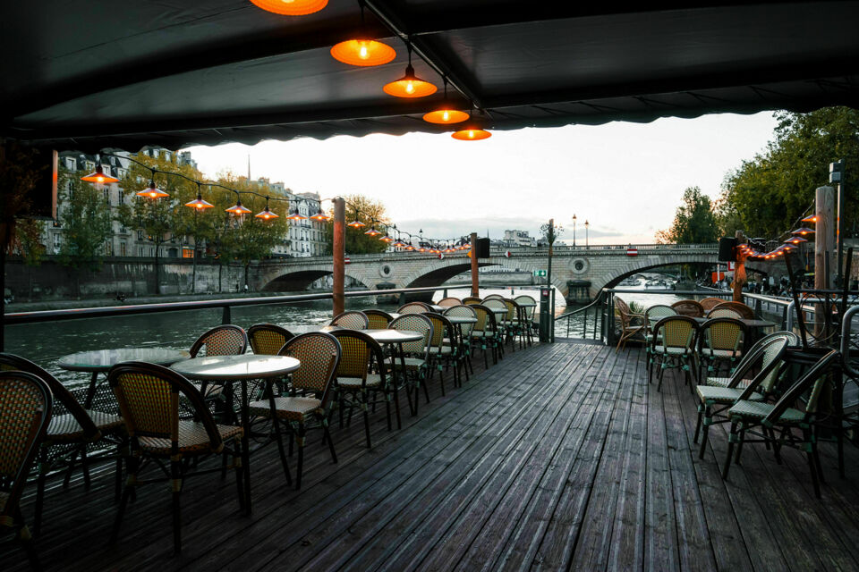 ABC Salles – DR - Bateaux Parisiens, niché dans le 4e arrondissement de Paris, vous propose une expérience inédite et hors du commun pour l’organisation de vos événements. reformule pour éviter la duplication et ajoute sur l'eau 