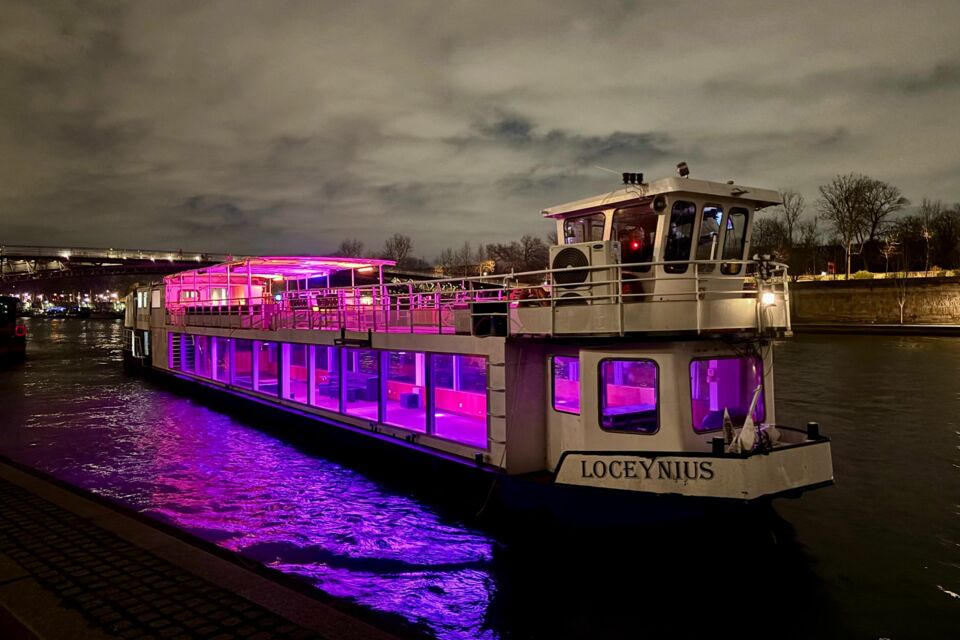 ABC Salles – DR -Le Bateau Le Loceynius, bercé entre les flots de la Seine et les lumières scintillantes de Paris, offre un cadre enchanteur idéal pour vos événements privés ou professionnels. 