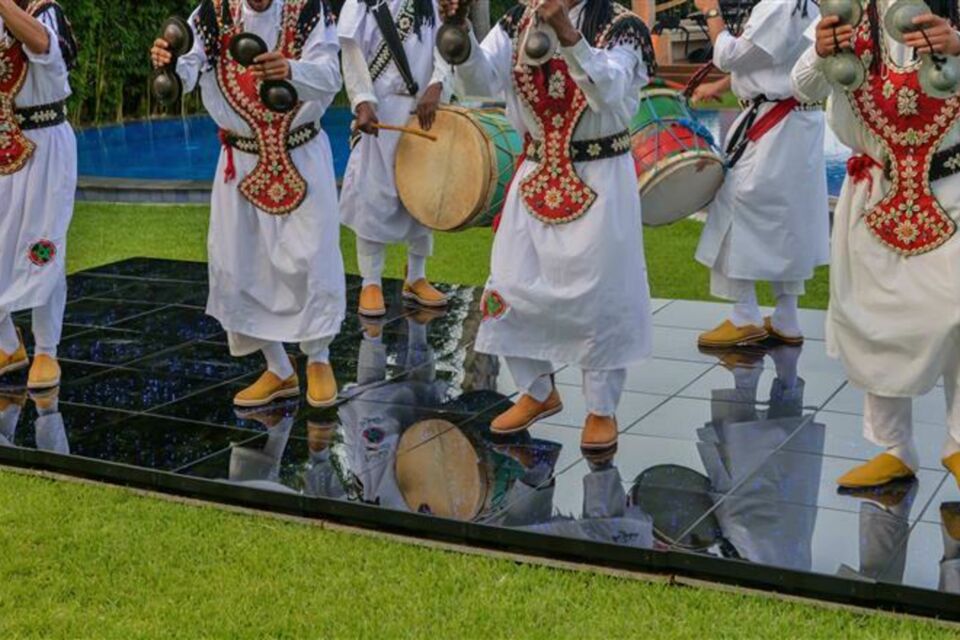 Adobe Stock - Photo d'illustration -&nbsp;L'orchestre Gnawa, avec ses rythmes envoûtants et son ambiance mystique, insuffle une énergie unique aux mariages marocains, créant une atmosphère magique où musique et tradition se rencontrent.