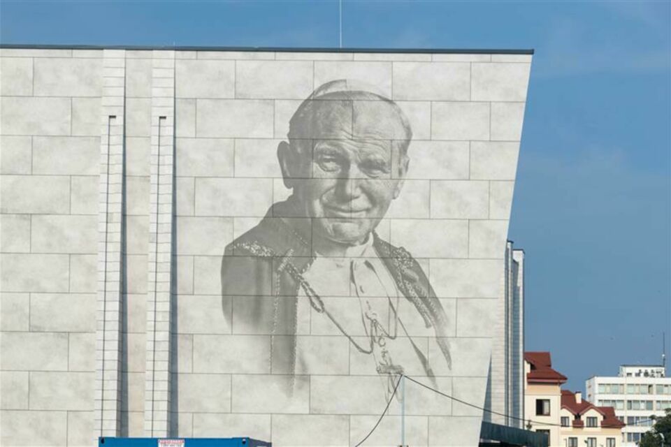 Adobe Stock - Photo d'illustration - Jean-Paul II, pape des couples et défenseur de l'amour fidèle, a laissé un héritage spirituel profond à travers ses enseignements sur le mariage, la fidélité et la communion des époux. Ces paroles intemporelles continuent d'inspirer les couples dans leur engagement amoureux.
