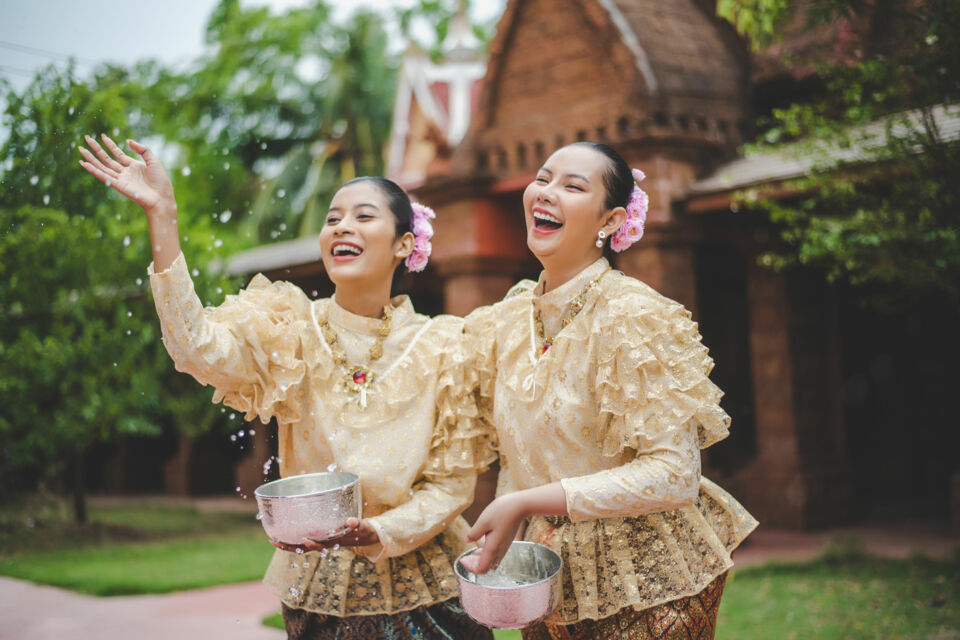 Freepik - Photo d'illustration - Songkran, le Nouvel An thaïlandais, mêle rituels, batailles d'eau et traditions festives, célébré aujourd'hui à travers le monde.