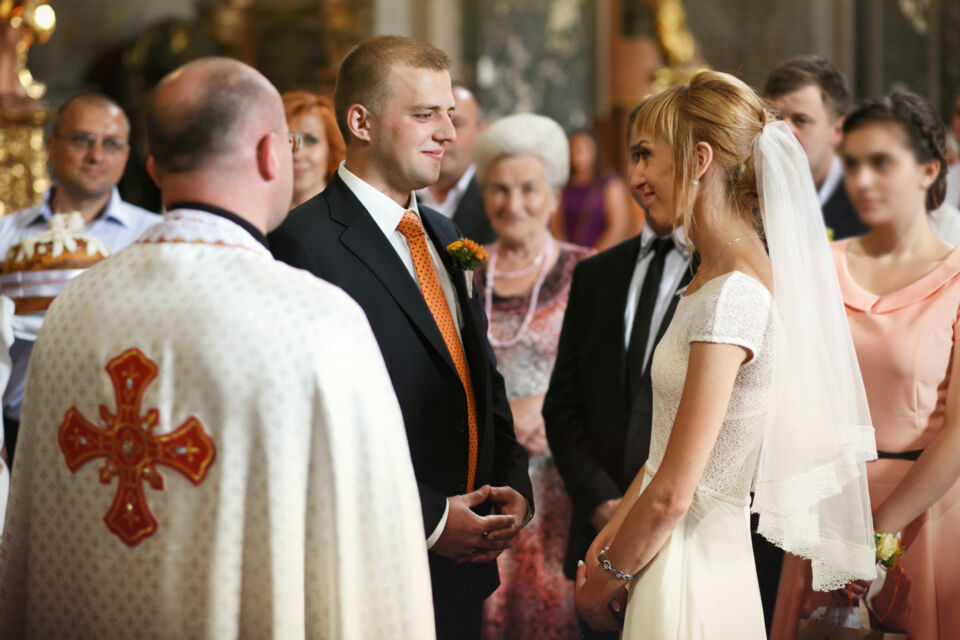 Adobe Stock -&nbsp; Photo d'illustration -&nbsp; &nbsp;La vision de Benoît XVI sur la vocation sacrée du couple, souligne l'amour divin, l'engagement mutuel et la spiritualité dans les vœux de mariage.