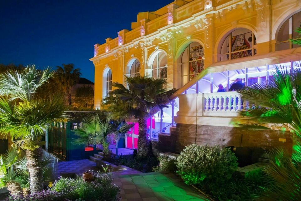 ABC Salles – DR - Les Pasinos : des lieux uniques alliant luxe, divertissement et ambiance festive. Parmi ces espaces uniques, Le Pasino de Hyères propose modernité, élégance et services sur-mesure pour faire de chaque occasion un moment exceptionnel.