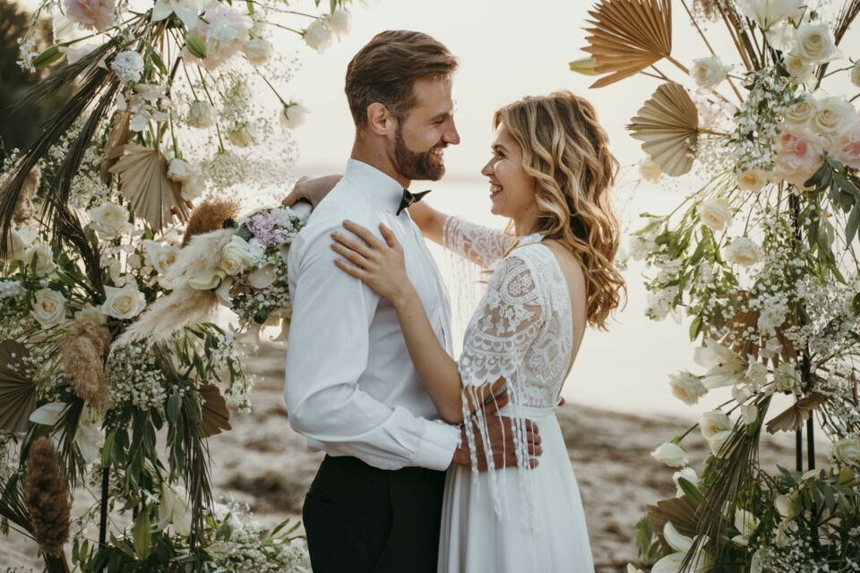 Freepik - Photo d'illustration - Les mariages français n’ont rien perdu de leur raffinement, ni leur sens du détail. Mais en intégrant les codes américains, ils gagnent en liberté, en créativité, et en émotion.