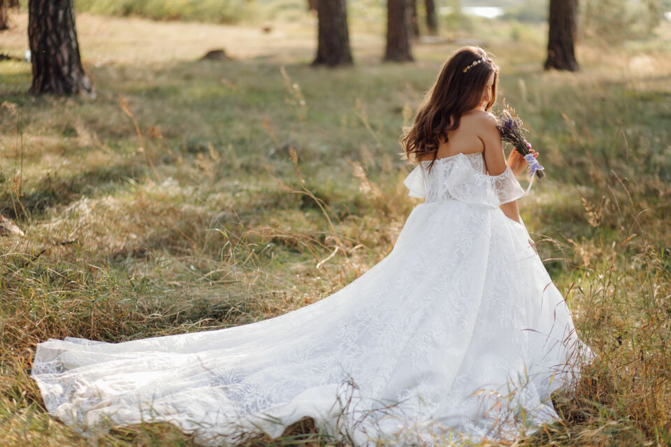 Freepik - Photo d'illustration - S’asseoir avec une robe à cerceau n’est ni compliqué, ni réservé aux mannequins. C’est une question de mouvement, d’anticipation, de posture — et de confiance.