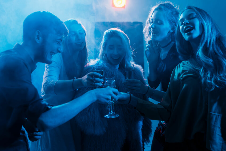 Adobe Stock - Photo d'illustration - La fête est censée être un moment de partage sans danger : repenser certains usages, instaurer de nouveaux réflexes et prêter attention à la manière de célébrer permettrait d’éviter le pire.