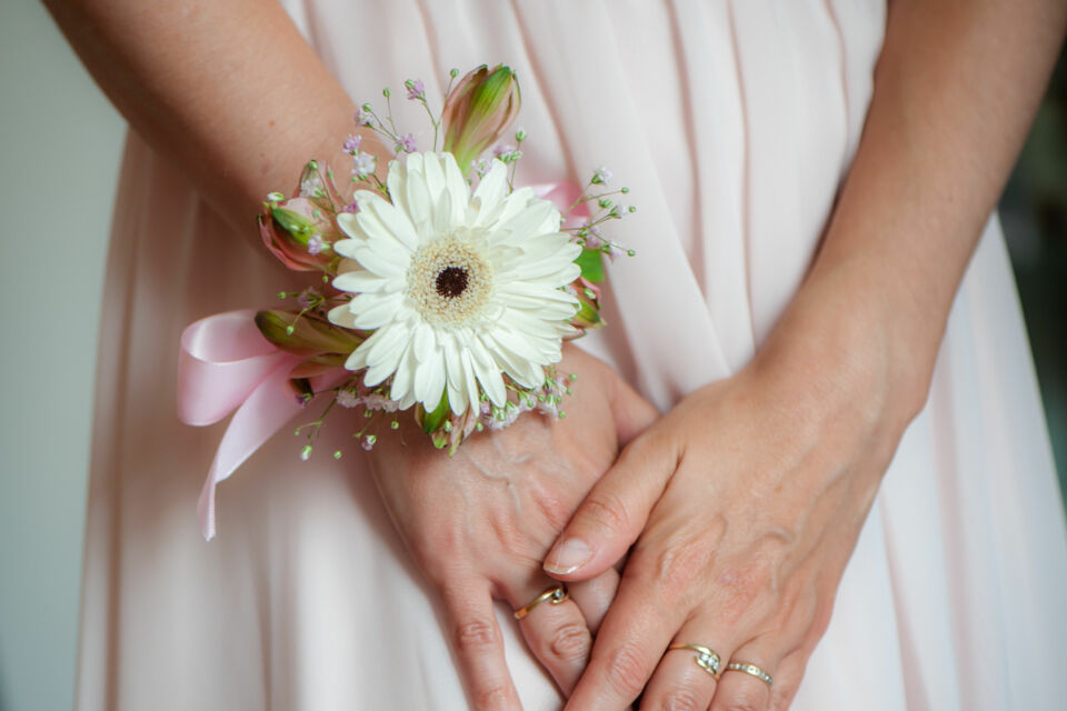Adobe Stock - Photo d'illustration - Se rendre aux toilettes en robe de mariée transforme un geste quotidien en une périlleuse expédition nécessitant stratégie, assistance et une bonne dose d'humour.