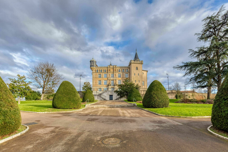 ABC Salles – DR - Le Château de Saint-Priest : un lieu historique d'exception, alliant prestige et élégance pour vos événements inoubliables, dans un cadre majestueux et verdoyant. 