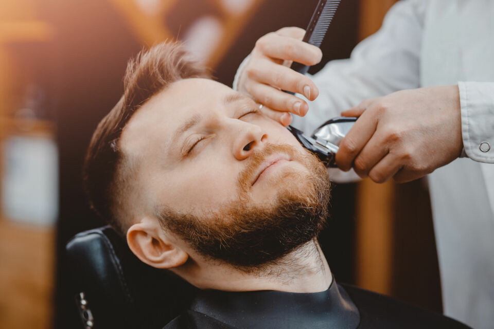 Adobe Stock - Photo d'illustration - Apportant une touche ultime pour sublimer le marié, les finitions beauté du marié contribuent à une allure harmonieuse et sophistiquée, parfaite pour le grand jour.