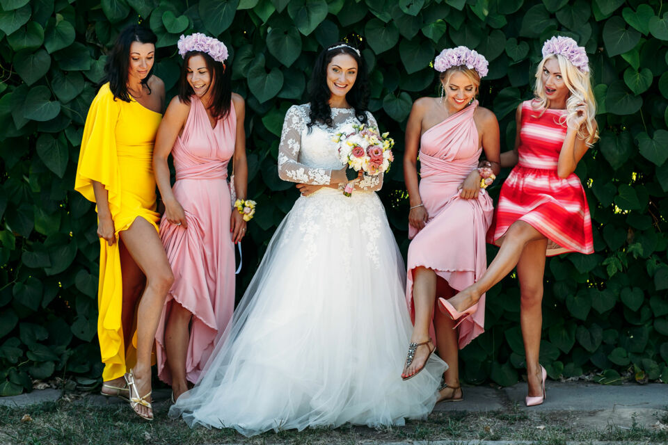 Adobe Stock -&nbsp;Les tenues de mariage ne sont plus seulement des symboles de tradition, elles sont aussi une occasion d'affirmer son identité. Que vous choisissiez de suivre les codes ou de briser les conventions, l’essentiel reste de se sentir authentique, tout en respectant l’esprit du mariage et ses valeurs profondes.