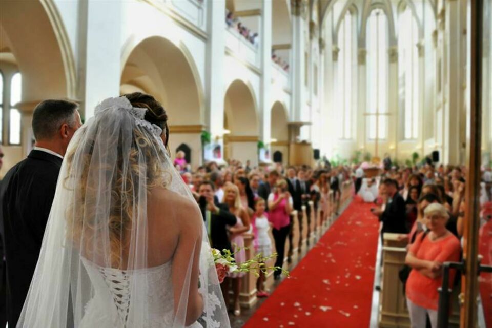 Adobe Stock - Photo d'illustration - Un mariage interreligieux, unis par l’amour et la diversité des croyances, célébrant les différences tout en créant des liens solides et durables.