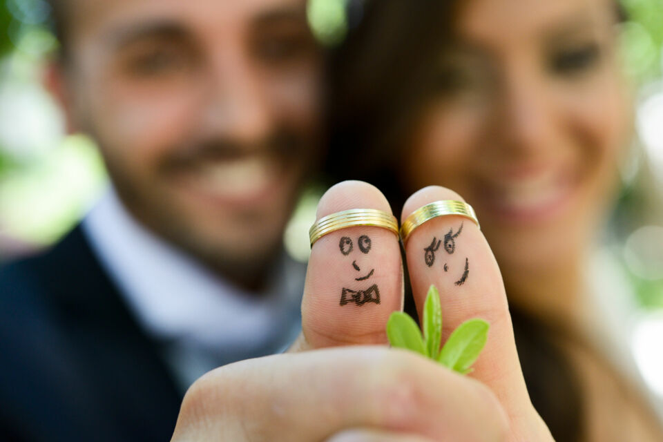 Freepik - Photo d'illustration - Les alliances ne sont pas seulement des symboles d’union, elles racontent aussi des histoires. Que ce soit à travers des traditions familiales ou des choix modernes, elles reflètent la place du mariage dans notre société et l’évolution de nos valeurs.