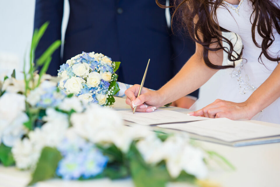 Adobe Stock – Photo d’illustration - Quand l’émotion prime sur le juridique : les couples modernes, en quête de sens et de symbolisme, remettent-ils en question l’importance du contrat de mariage ?